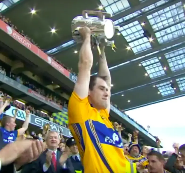 Patrick Donnellan lifts the trophy in 2013 (RTE)