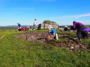 Excavating the burial site Pic: Dr Ros Ó Maoldúin 