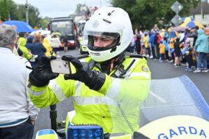 clarecastle homecoming cc 22-07-24 garda selfie 1