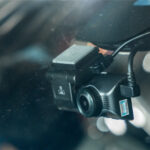 Camera-hanh-trinh-o-to-gan-tren-kinh-lai